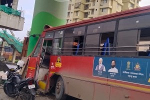 ST mahamandal bus hit a metro pole in Owla area of ​​Ghodbunder thane