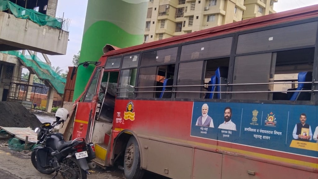 ST mahamandal bus hit a metro pole in Owla area of ​​Ghodbunder thane