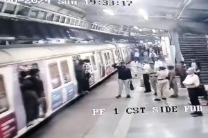 vashi railway police saved passenger marathi news