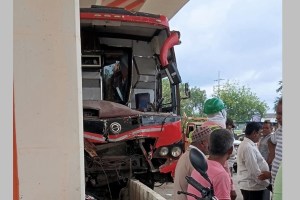 truck hit a private bus