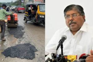 maharashtra minister chandrakant patil come down on road to fill potholes in city pune