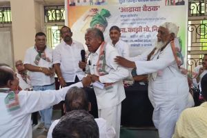 Former MLA-activist abused each other in front of Congress National Secretary in Dhule