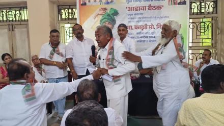 Former MLA-activist abused each other in front of Congress National Secretary in Dhule