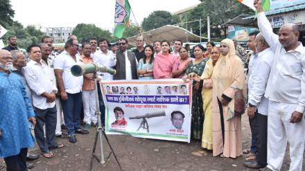 char feet durbin chala shoduya smart city protest by congress seval dal in nashik