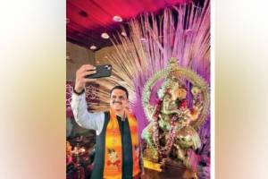 devendra fadnvis in Nagpur took selfie at Rani Laxminagar Ganeshotsav