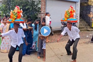 Anant Chaturdashi viral video of Ganapati visarjan dance of uncle while keeping Ganpati bappa murti on head in konkan