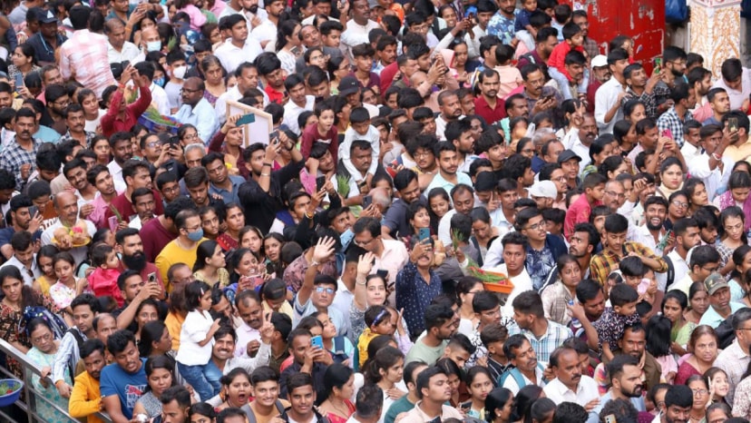 During Ganeshotsav, people thronged at Shivaji road near Dagdusheth in large numbers as it was the last Sunday to witness the spectacle.Express Photo By Pavan Khengre,15.09.24,Pune.