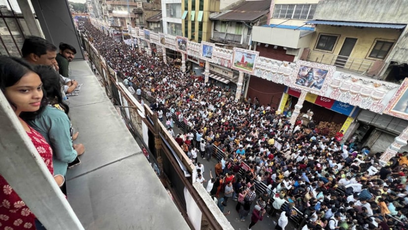 During Ganeshotsav, people thronged at Shivaji road near Dagdusheth in large numbers as it was the last Sunday to witness the spectacle.Express Photo By Pavan Khengre,15.09.24,Pune.