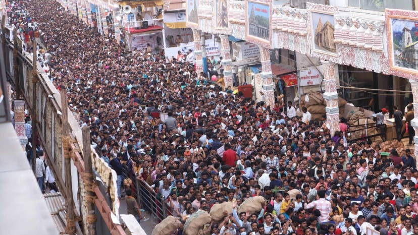 During Ganeshotsav, people thronged at Shivaji road near Dagdusheth in large numbers as it was the last Sunday to witness the spectacle.Express Photo By Pavan Khengre,15.09.24,Pune.