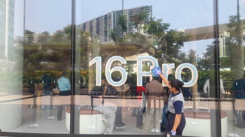 iPhone 16 first sale in India mumbai