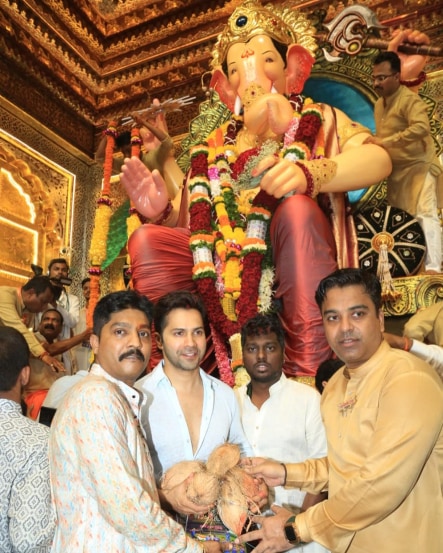 varun dhawan atlee kumar lalbaug raja ganpati darshan, varun dhawan atlee kumar lalbaug raja ganpati darshan photos, varun dhawan,