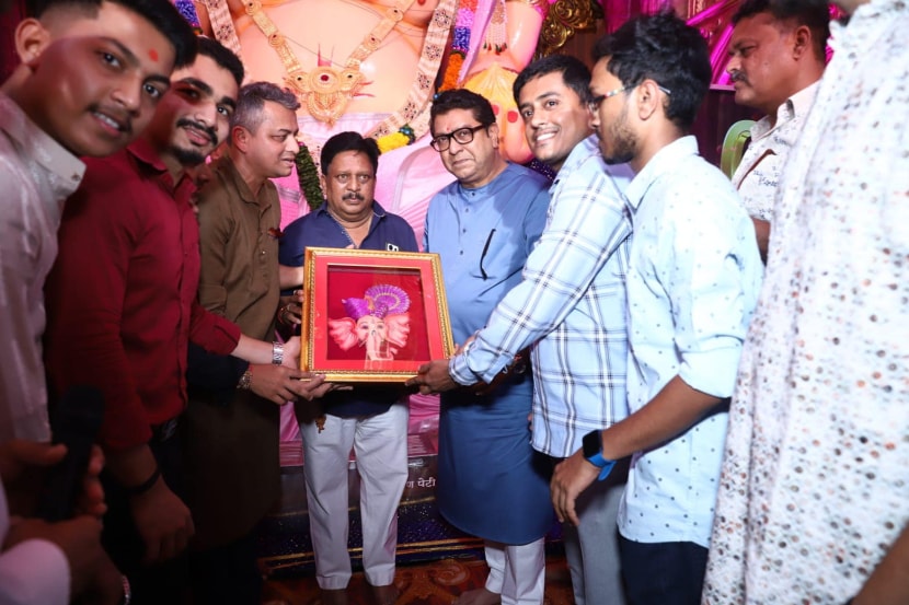 raj thackeray ganpati darshan photos, goregaoncha raja