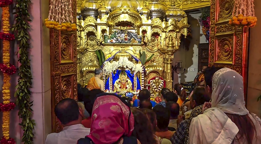 Devotees worshiping Ganesha