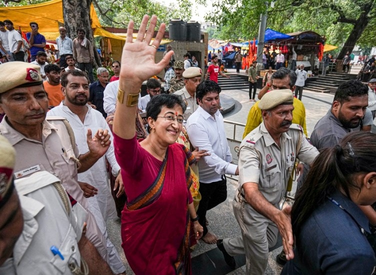 Atishi visits Hanuman temple