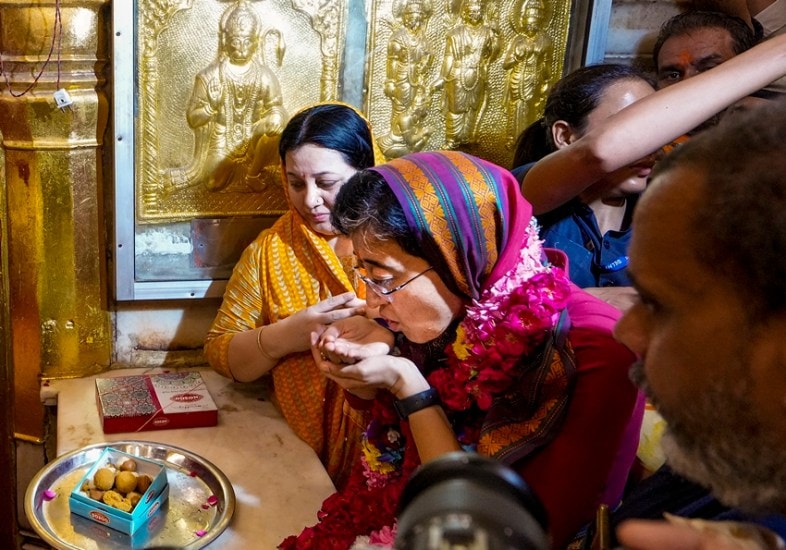 Atishi offers prayers at Hanuman temple