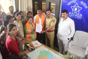 Ubt leader Kishori pednekar meet rape victim in nagpur