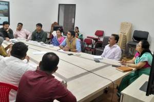 Collector Jalaj Sharma held meeting for handicap people out of his hall