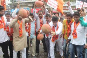 mns protest in front of nashik municipal corporation entrance against potholes on roads