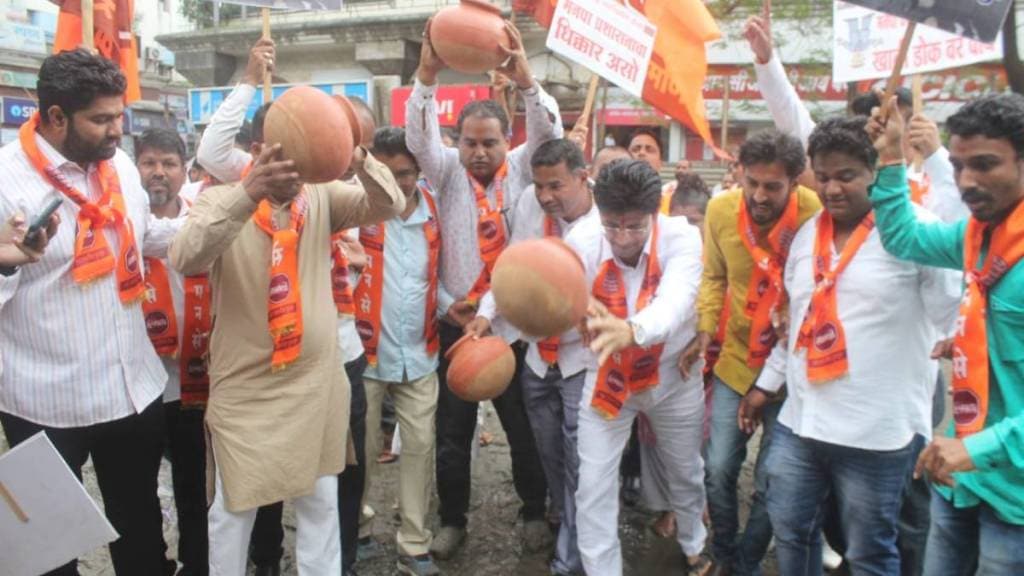 mns protest in front of nashik municipal corporation entrance against potholes on roads