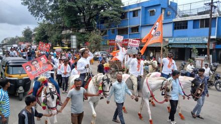 Bullock carts and horses also on the road in protest against potholes in Nashik