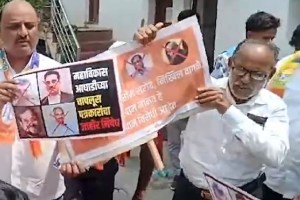 Protest in front of residence of Balwant Wankhade on behalf of Vanchit Bahujan Aghadi to protest against Rahul Gandhi speech