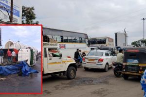 Vehicular jam at Patripul in Kalyan after the puller of a boiler-carrying vehicle overturned