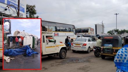 Vehicular jam at Patripul in Kalyan after the puller of a boiler-carrying vehicle overturned