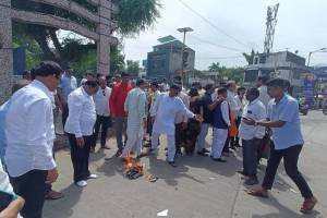 Rahul Gandhis effigy burnt in protest in Amravati by BJP leaders