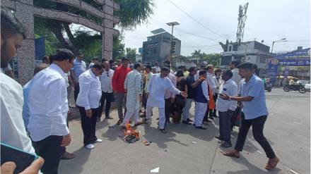 Rahul Gandhis effigy burnt in protest in Amravati by BJP leaders