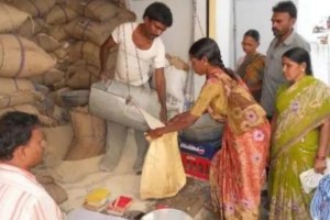 congress mp praniti shinde alleged plastic mixed rice distributed to ration card holders