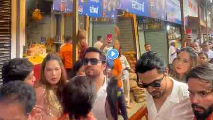 randeep hooda took lalbaughcha raja darshan