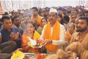 Shinde faction leader Shambhuraj Desai and Thackeray faction leader Ambadas Danve took darshan of Shrimant Dagdusheth Halwai Ganapati