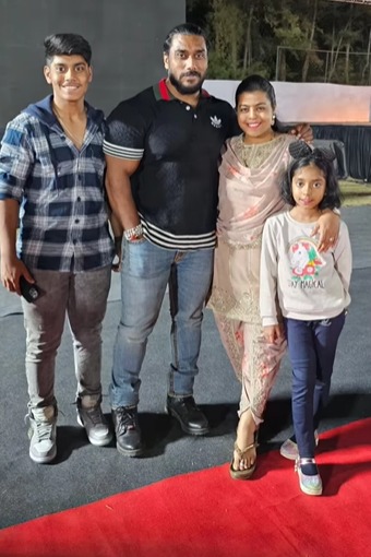 sangram chougule wife snehal and children