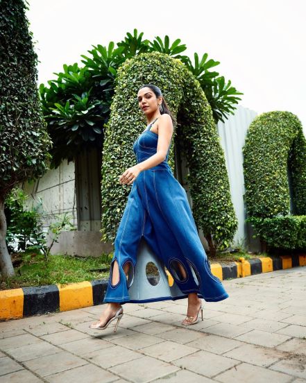 shriya pilgoankar denim midi wetsern look