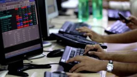 sensex drop 202 points to settle at 82352 nifty end at 81833