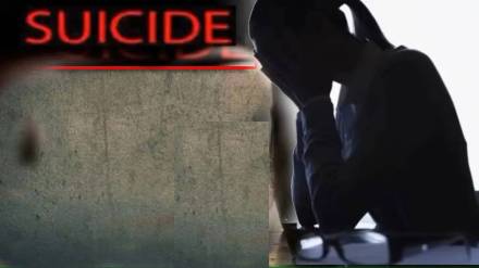 18 year old college girl student commits suicide by hanging self in his hostel room