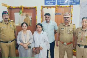 dombivli railway police returned jewellery to woman forget in local train