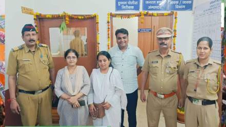 dombivli railway police returned jewellery to woman forget in local train