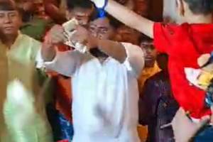 shinde shiv sena activist throwing currency notes in anand ashram video viral on social media