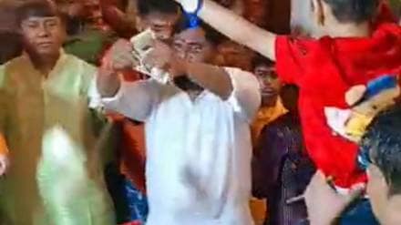 shinde shiv sena activist throwing currency notes in anand ashram video viral on social media