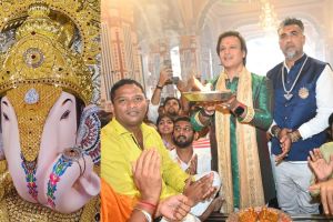 Diamond tilak worth Rs 50 lakh to shrimant Dagdusheth Halwai Ganapati