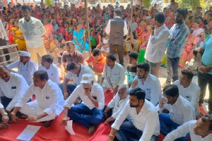 Protest of women in front of Bank of Maharashtra for not getting the benefit of Ladaki Bahin Yojana Yavatmal