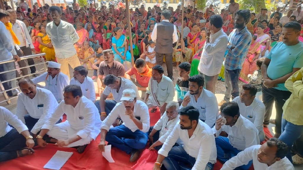 Protest of women in front of Bank of Maharashtra for not getting the benefit of Ladaki Bahin Yojana Yavatmal