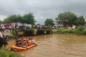 Two young man died by drowning during wash bulls