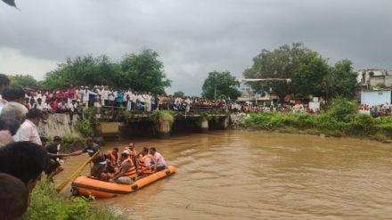 Two young man died by drowning during wash bulls