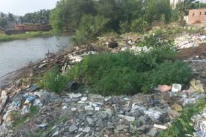 Land mafia attempts to block bay by dumping debris from demolished buildings in Dombivli West