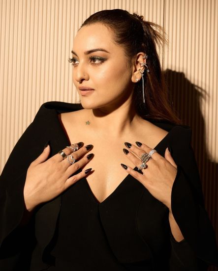 sonakshi-sinha-maxi-black-dress-price