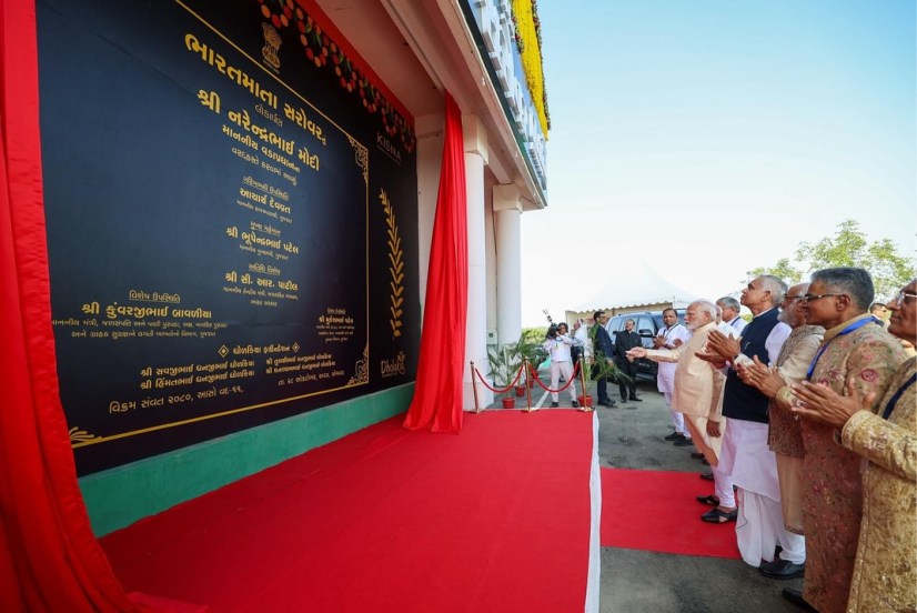 Prime Minister Narendra Modi attended the wedding of diamond merchant Savji Dholakia’s son, Dravya Dholakia, in Gujarat