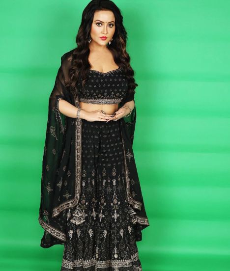 Amruta Fadnavis Black Lehenga Look