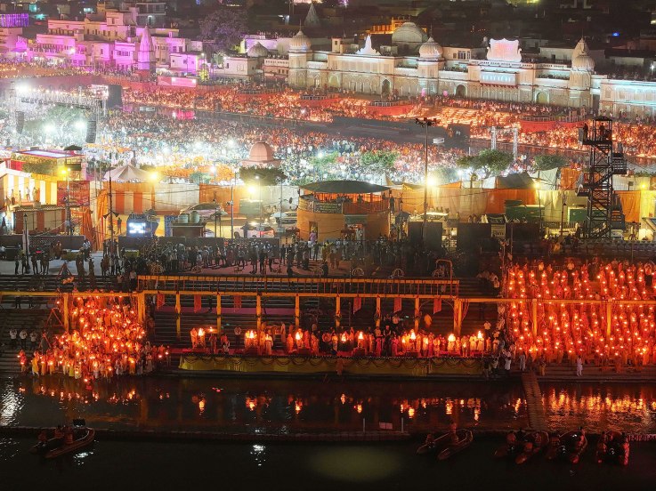 सर्वाधिक भाविक आरतीला हजर राहणे आणि शरयू नदीच्या ५५ घाटावर २५ लाखांहून अधिक मातीचे दिवे एकत्र लावण्यात आले.